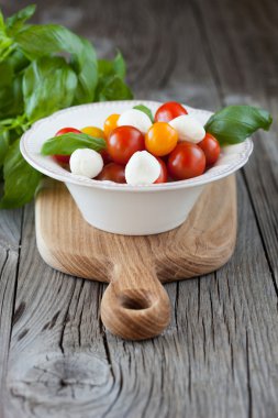 kiraz domates ve mozzarella