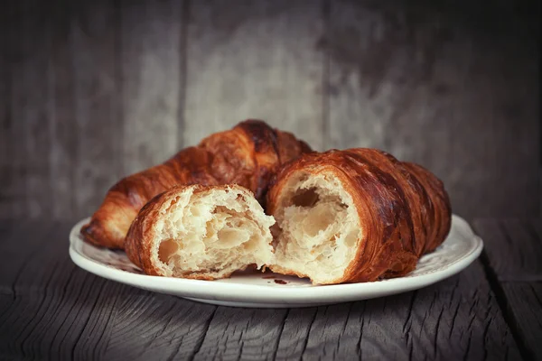 Asztalon friss croissant — Stock Fotó