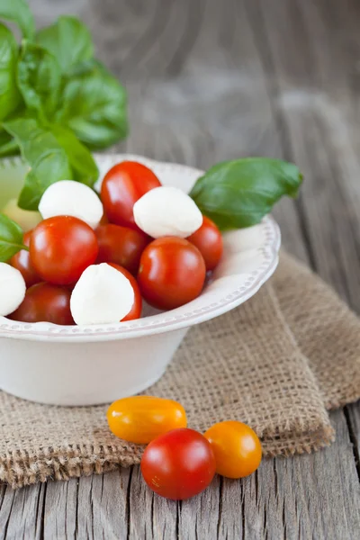 Tomates cereja e mussarela — Fotografia de Stock