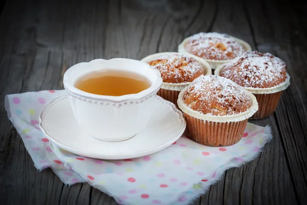 Hot tea and muffins — Stock Photo, Image