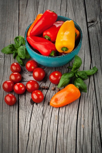 Frische Tomaten und Paprika — Stockfoto