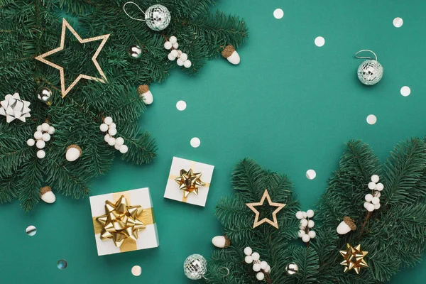 Kerstvakantie Winter Nieuwjaar Feestelijke Kaart Kerst Gouden Geschenkdozen Zilveren Decoraties — Stockfoto