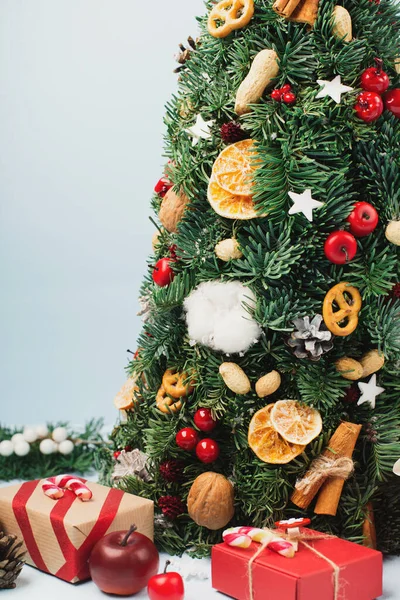 Stijlvolle Kerstboom Met Lichtjes Rode Cadeaus Decoraties Sinaasappels Kaneeltjes Blauwe — Stockfoto