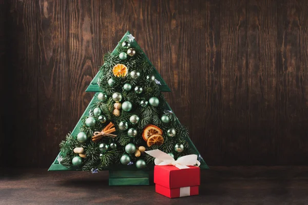 Elegante Árbol Navidad Madera Con Luces Decoraciones Plata Naranjas Canela —  Fotos de Stock