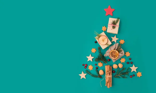 Kerstboom Gemaakt Van Kerstkoekjes Kaneeltjes Veenbessen Met Hand Gemaakte Geschenken — Stockfoto