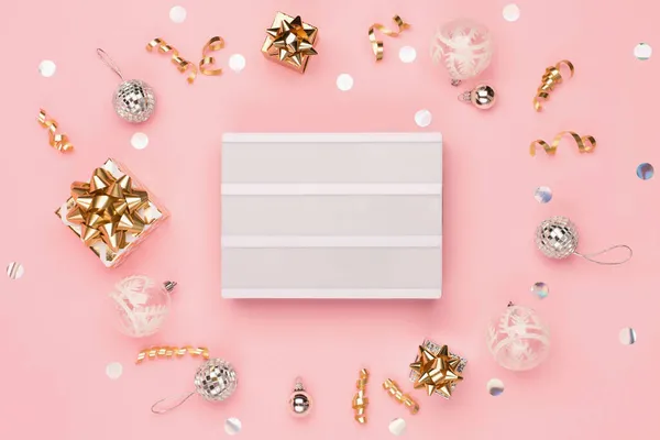 クリスマスのグリーティングカードのテンプレート 空の白いライトボックス 金の装飾 お祝いの贈り物 アマランスピンクの背景にミラーディスコボール クリスマス 新年のコンセプト フラットレイアウト トップビュー コピースペース — ストック写真