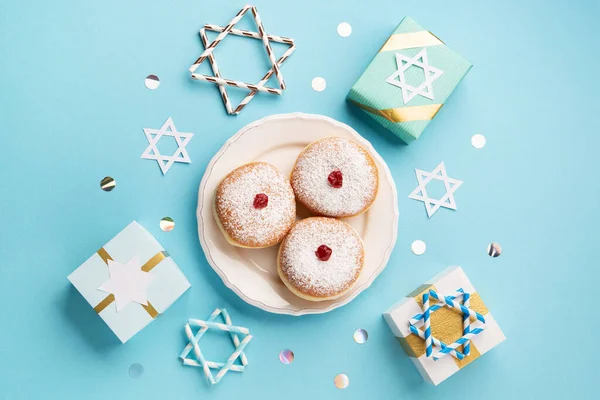 Beignets Sucrés Hanoukka Avec Sucre Poudre Confiture Fruits Boîtes Cadeaux — Photo