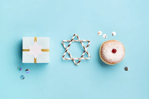 Hanukkah甜甜甜圈苏加诺与糖粉和水果果酱 蓝纸背景礼品盒 犹太节日光明节的概念 顶部视图 复制空间 — 图库照片