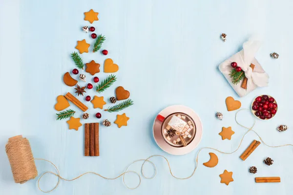 Kerstboom Gemaakt Van Kerstkoekjes Kopje Warme Chocolademelk Met Marshmallows Handgemaakte — Stockfoto