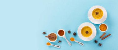 Baharatlı, tarçınlı ve ballı sütlü latte. Üst görünüm, boşluğu kopyala. Detoks, bağışıklık güçlendirici, iltihap önleyici sağlıklı geleneksel Hint içeceği..