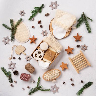 Sıfır atık çevre dostu Noel tatili konsepti. Kutlama Noel kişisel bakım paketi. Beyaz doğal zemin üzerinde plastiksiz kozmetik ürünleri olan hediye kutusu, üst görünüm, boşluk kopyala.
