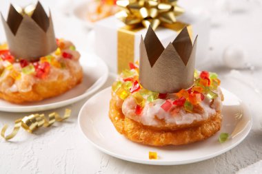 Geleneksel krallar günü ekmeğine tezahürat deniyor. Beyaz arka planda kış süslemeleri ile birlikte. Roscon de Reyes, İspanyol üç kral Noel pastası. Epifani gününün tipik İspanyol tatlıları..