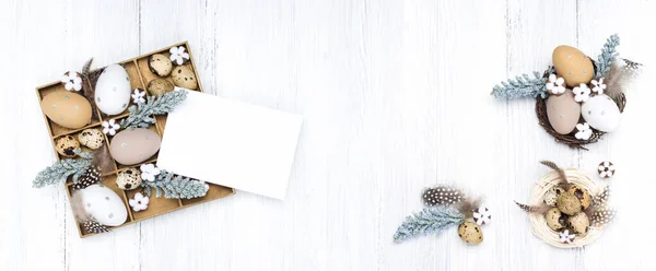 Ambachtelijke Paassamenstelling Met Paaseieren Lege Kaart Katoenen Bloemen Witte Houten — Stockfoto