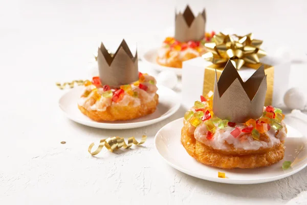 冬の装飾が施された白い背景にエピファニーケーキと呼ばれる伝統的な王の日パン ロスコン レイエス スペインの3人の王クリスマス甘いケーキ スペインの典型的なエピファニーの日のデザート — ストック写真