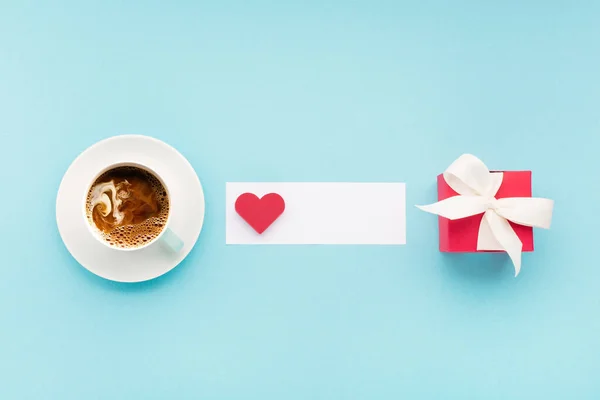 Dia Dos Namorados Cartão Férias Caixa Presente Vermelho Coração Xícara — Fotografia de Stock
