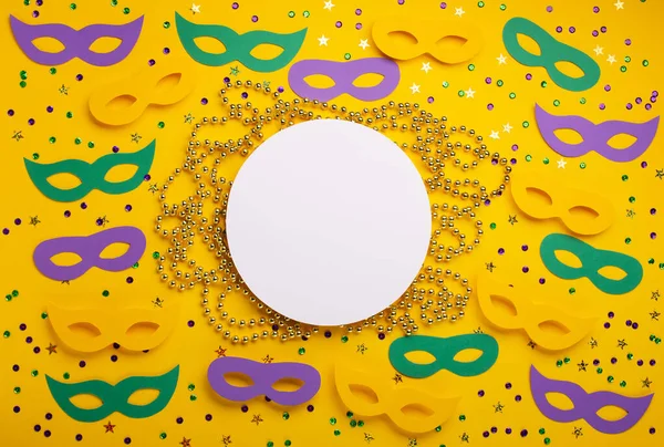 狂欢节的狂欢节面具 金黄色的珠子和黄色背景的金色 紫色的领带 派对邀请 问候卡 威尼斯嘉年华庆祝理念 — 图库照片