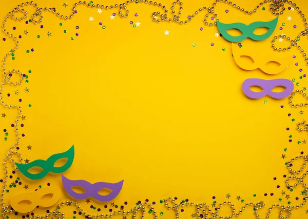 狂欢节的狂欢节面具 金黄色的珠子和黄色背景的金色 紫色的领带 派对邀请 问候卡 威尼斯嘉年华庆祝理念 — 图库照片
