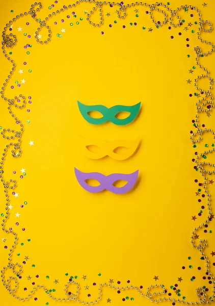 格拉斯金黄色珠子 带着狂欢节的面具和黄色背景的金色 紫色的领带 派对邀请 问候卡 威尼斯嘉年华庆祝理念 — 图库照片