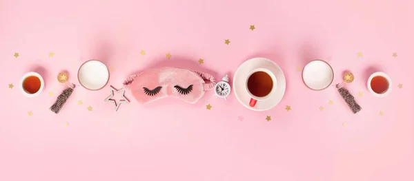 Uyku Maskesi Mum Lavanta Bitki Çayı Pembe Pastel Arka Planda — Stok fotoğraf