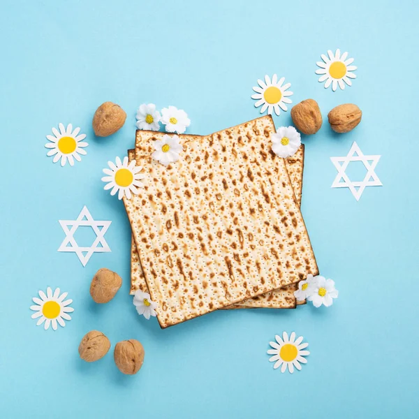 Jewish Holiday Passover Greeting Card Concept Matzah Nuts Daisy Flowers — Stock Photo, Image