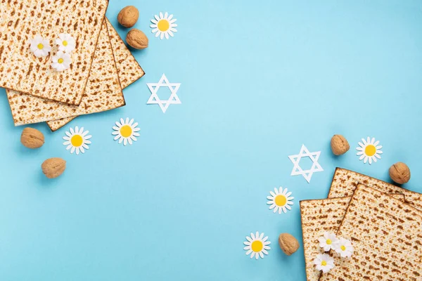 Jewish Holiday Passover Greeting Card Concept Matzah Nuts Daisy Flowers — Stock Photo, Image