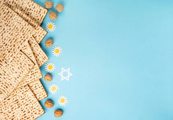 Jewish Holiday Passover Greeting Card Concept Matzah Nuts Daisy Flowers — Stock Photo, Image