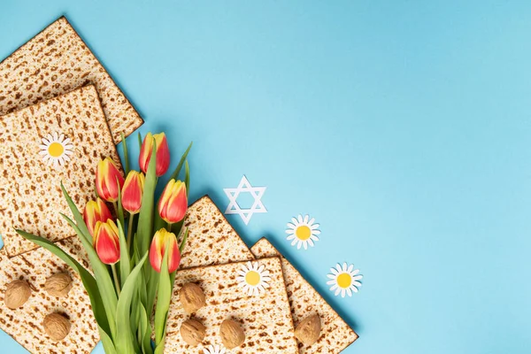 Jewish Holiday Passover Greeting Card Concept Matzah Nuts Tulip Daisy — Stock Photo, Image