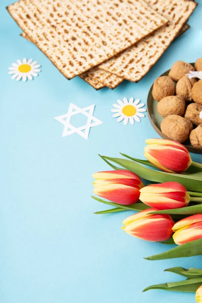 Yahudi Bayramı Tebrik Kartı Konsepti Matza Fındık Lale Çiçekli Mavi — Stok fotoğraf