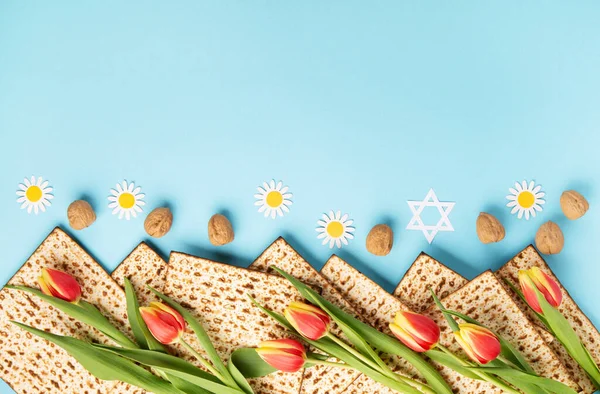 Yahudi Bayramı Tebrik Kartı Konsepti Matza Fındık Lale Papatya Çiçekli — Stok fotoğraf