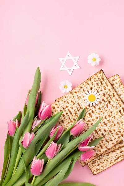 Yahudi Bayramı Tebrik Kartı Konsepti Üzerinde Matza Fındık Lale Papatya — Stok fotoğraf