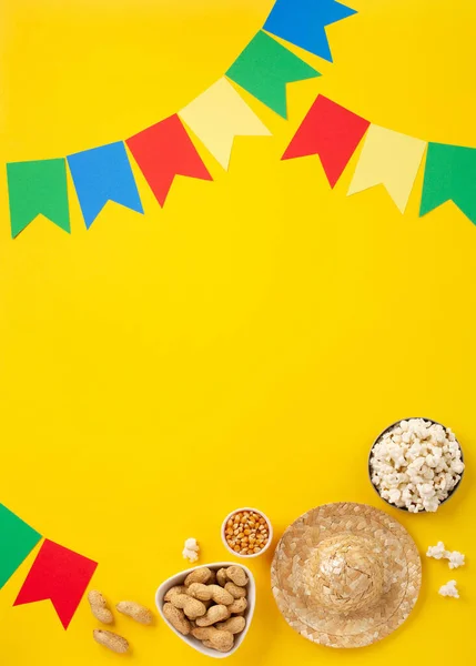 嘉年华巴西嘉年华朱尼娜暑期节的概念 巴西草帽 爆米花 花生和五颜六色的旗帜黄色背景 顶部视图 邀请函或假日海报的设计 — 图库照片