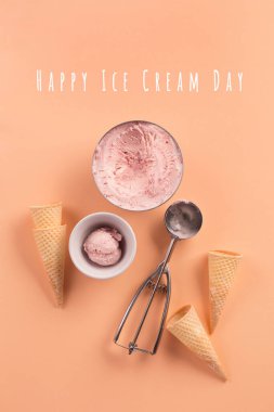 Ulusal dondurma günü 17 Temmuz konsepti. Ev yapımı yoğurt çilekli dondurma kepçeleri, tatlı waffle külahları, pastel pembe arka plan. Sağlıklı düşük kalorili yaz tatlısı, üst manzara.