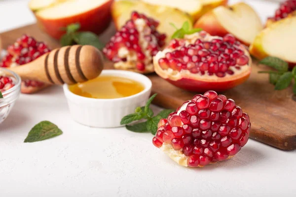 Rosh Hashanah Jewish New Year Autumn Holiday Concept Apples Honey — Zdjęcie stockowe