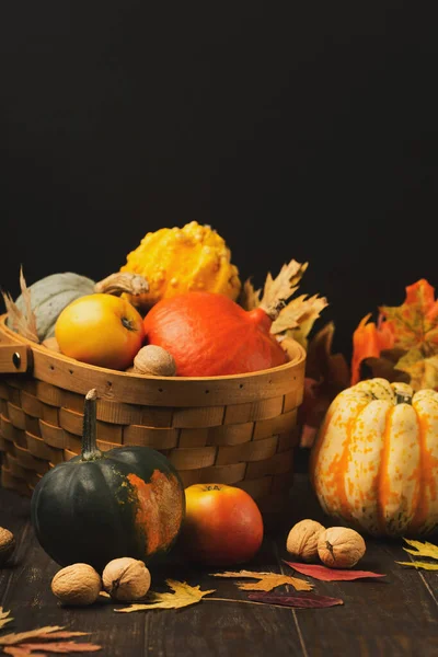 Herbstferienkomposition Getrocknete Blätter Kürbisse Äpfel Nüsse Und Zimt Auf Dunklem — Stockfoto