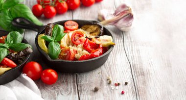 Izgara sebze ile Quinoa salatası - domates, kırmızı biber, soğan, kabak, beyaz ahşap arka plan patlıcan, seçici odak