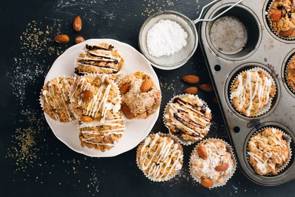Zelfgemaakte Glutenvrije Appelmuffins Met Chocoladetopping Noten Donkere Achtergrond Gezond Eten — Stockfoto