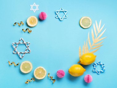 Yahudi ayin festivali Sukkot. Mavi arkaplanda geleneksel bayram sembolleri.