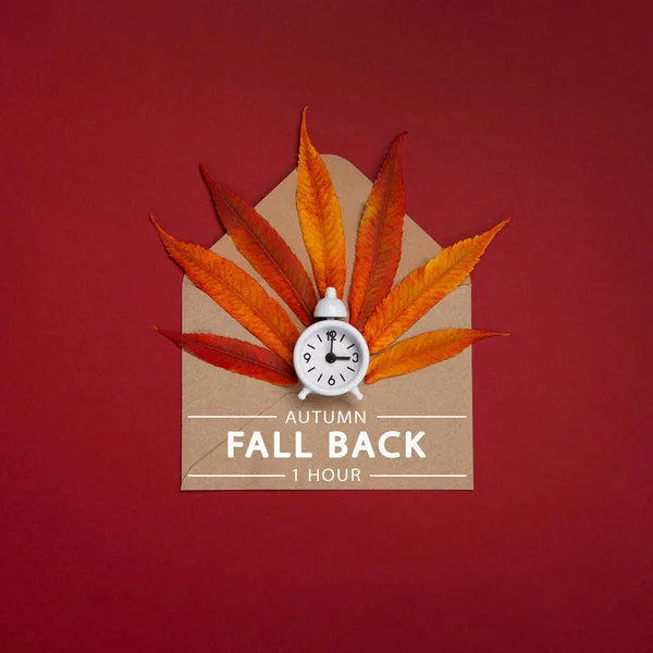 Weißer Wecker Und Orangefarbene Herbstblätter Auf Rotem Hintergrund Herbst Zurück — Stockfoto