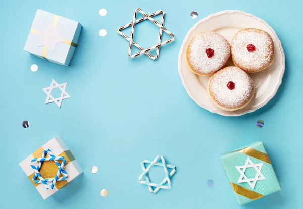 Hanukkah甜甜甜圈苏加诺与糖粉和水果果酱 礼品盒蓝纸背景 犹太节日光明节的概念 顶部视图 复制空间 — 图库照片