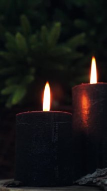 Noel ağacının yanındaki mumlar. Yeni yıl havası 4 bin.