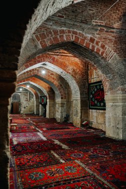 Derbent 'teki en eski İslam camisi Juma' daki kasalar ve kemerler. Dağıstan. 15.09.2021
