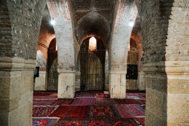 Derbent 'teki en eski İslam camisi Juma' daki kasalar ve kemerler. Dağıstan. 15.09.2021