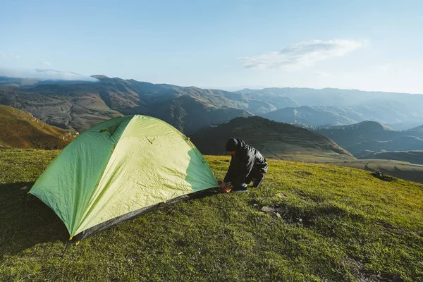 Male Hiker Setting Bright Green Tent Mountains Concept Tourism Hiking — Stock Photo, Image