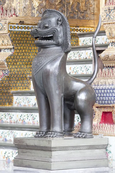 Lew brąz statua — Zdjęcie stockowe