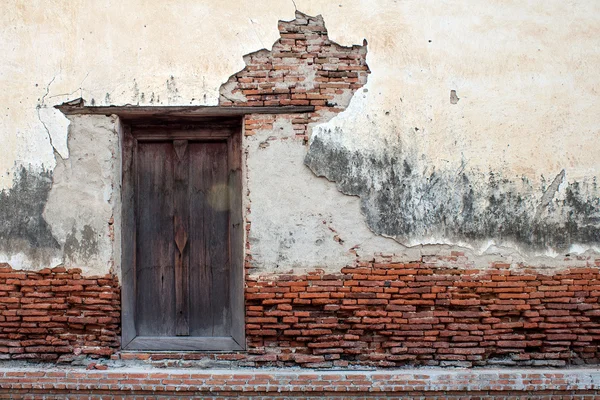 Das alte Holzfenster an der alten Mauer — Stockfoto
