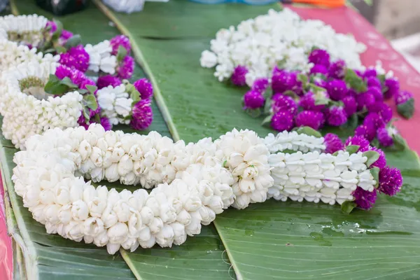 The garland of jasmine and globe amaranth flower — Stock Photo, Image