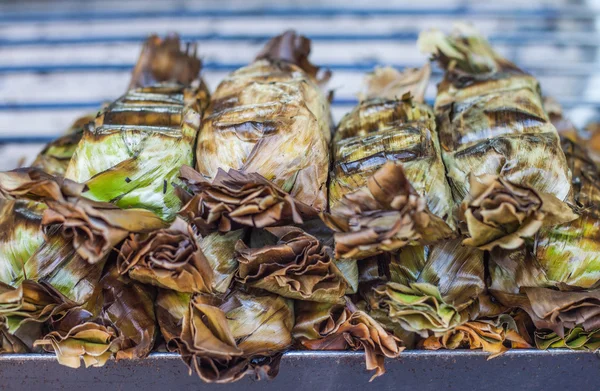 El arroz pegajoso asado con leche de coco y taro —  Fotos de Stock