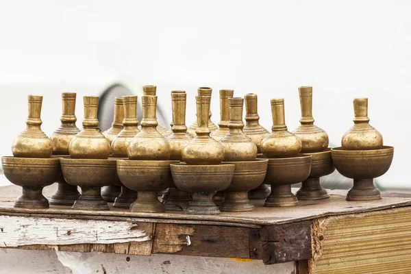 Der Bronzebehälter zum Ausgießen zeremoniellen Wates — Stockfoto