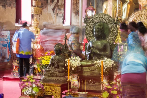 Bhuddist göra dyrkan i thailändska tempel — Stockfoto