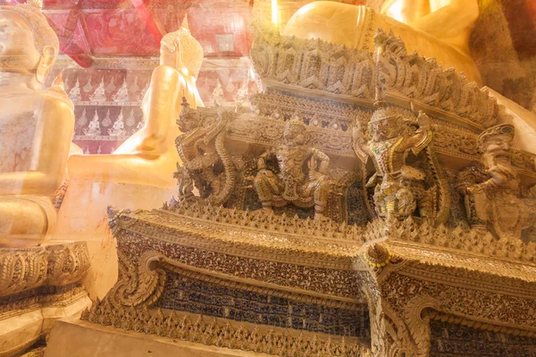 Les Bhoutdistes font l'adoration dans le temple thaï — Photo